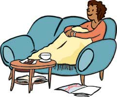 Leichte Sprache: Frau sitzt mit Decke auf Sofa