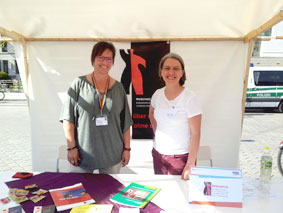 Martina Puschke und Paula Taube im Aktionszelt