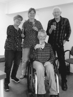 Theresia Degener, Brigitte Faber, Sigrid Arnade und Hans-Günter Heiden stoßen auf 10 Jahre UN-BRK an